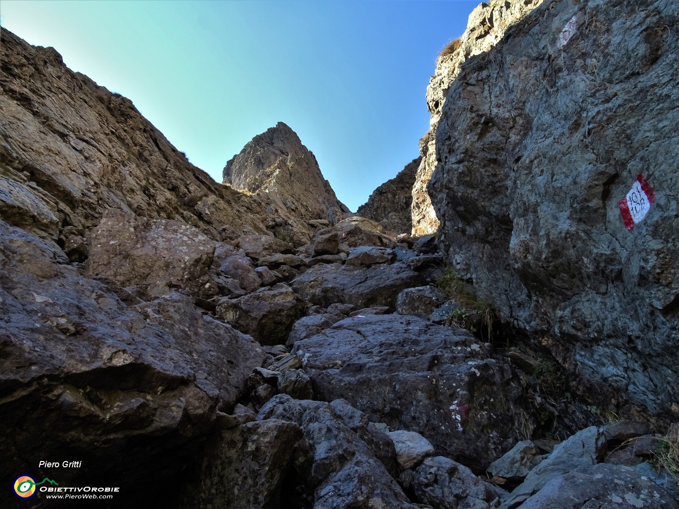 01 Salendo il mitico roccioso ripido canalino.JPG